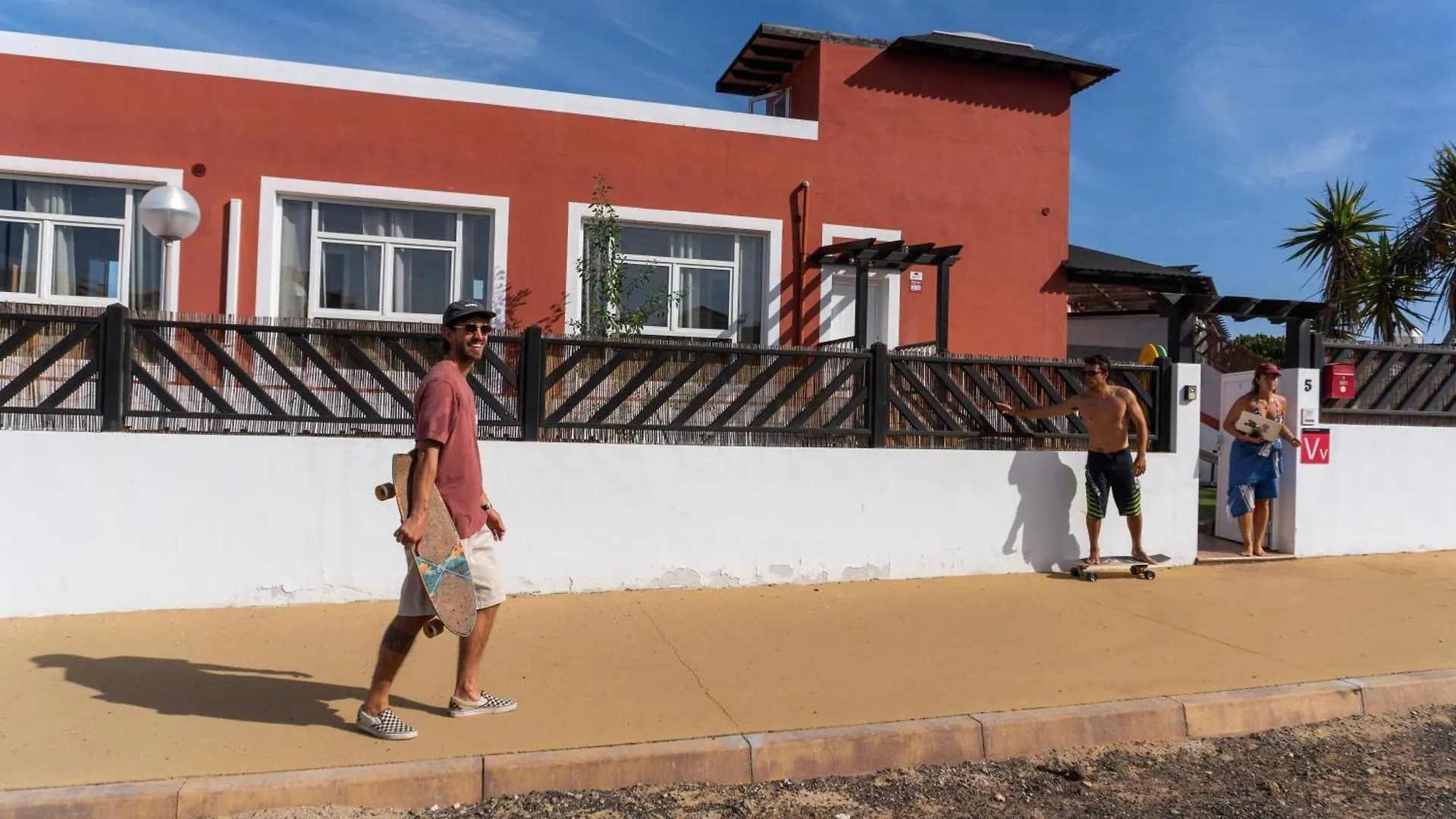 Banama Coliving & Coworking, Surf & Yoga - Casa Roja Ξενοδοχείο Κοραλέχο 0*,  Ισπανία