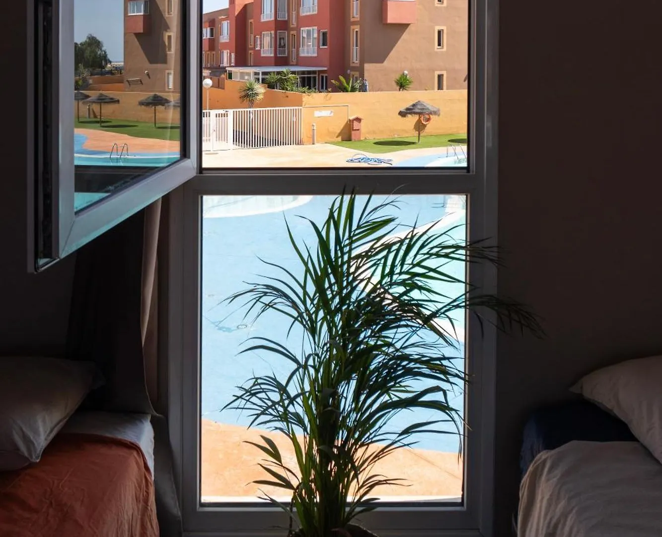 Banama Coliving & Coworking, Surf & Yoga - Casa Roja Ξενοδοχείο Κοραλέχο Ισπανία